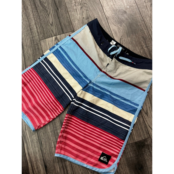 Quiksilver Eye Scallop Swim Trunks 20inch Length, Waist Size 28 - Picture 3 of 6